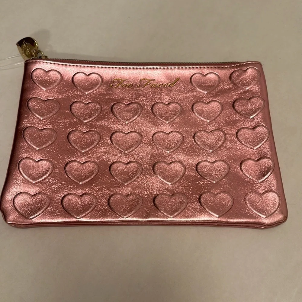 TWO FACED COSMETIC BAG PINK METALLIC HEARTS GOLD ZIPPER EXCELLENT CONDITION NWOT